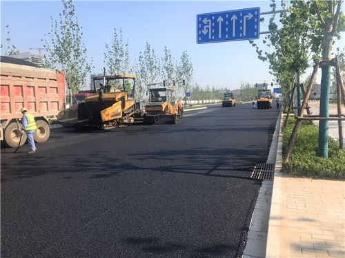 中國水利水電第三工程局基層動態(tài) 港務(wù)區(qū)灞耿路市政工程瀝青上面層鋪筑圓滿完成